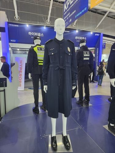 임신한 여성 경찰관을 위한 근무복. 연합뉴스