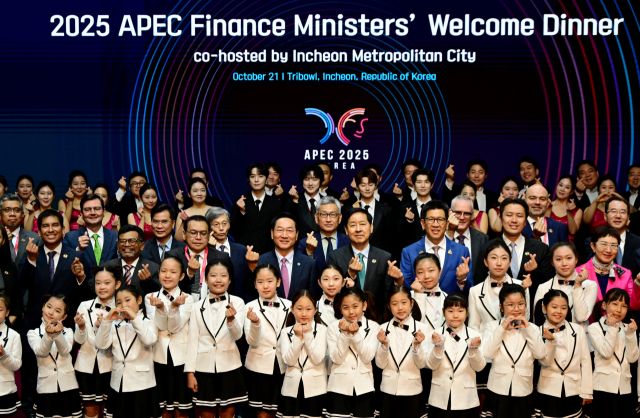 유정복 인천시장이 21일 연수구 트라이보울에서 열린 ‘APEC 재무장관회의 만찬 공연’을 마친 뒤 기념촬영을 하고 있다. 인천시 제공