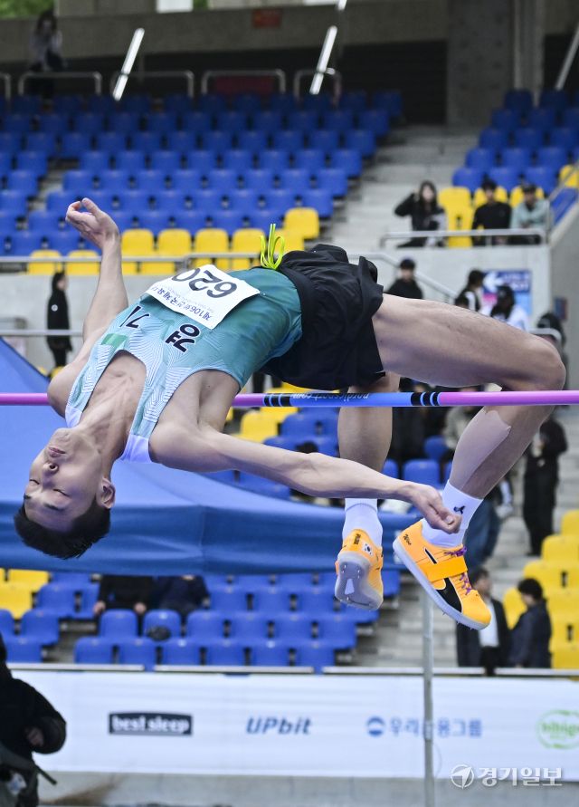 22일 오전 부산 아시아드주경기장에서 열린 '제106회 전국체육대회' 육상(필드) 남자 일반부 높이뛰기에서 우상혁(용인시청)이 2m 20을 가볍게 뛰어 넘고 있다. 홍기웅기자