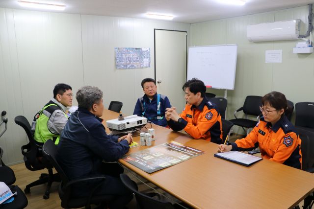 광명소방서가 22일 광명동의 한 대형 재건축 공사장을 방문해 현장안전지도를 실시하고 있다. 광명소방서 제공