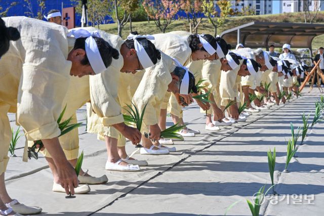 22일 오전 수원특례시 국립농업박물관(관장 오경태)에서 열린 '벼베기 체험 행사'에서 홍성결성농요보존회가 지역 무형유산인 결성농요 공연을 선보이고 있다. 김시범기자