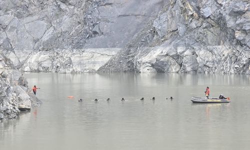 충청남도 보령시 성주면 개화리에 있는 한 채석장의 웅덩이를 소방 당국이 수색 중이다. 보령소방서 제공
