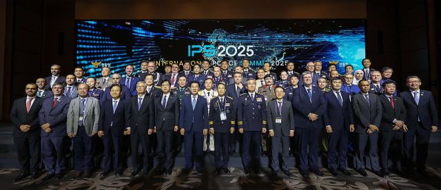 유재성 경찰청장 직무대행이 지난 21일 서울 여의도 콘레드 호텔에서 열린 제5회 국제경찰청장회의에서 참석자들과 기념 촬영하고 있다. 연합뉴스