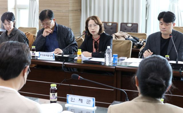 한미옥 한강유역환경청 유역관리국장(가운데)이 23일 열린 친환경 청정 사업 집행 점검 회의에서 인사말을 하고 있다. 한강수계관리위원회 제공