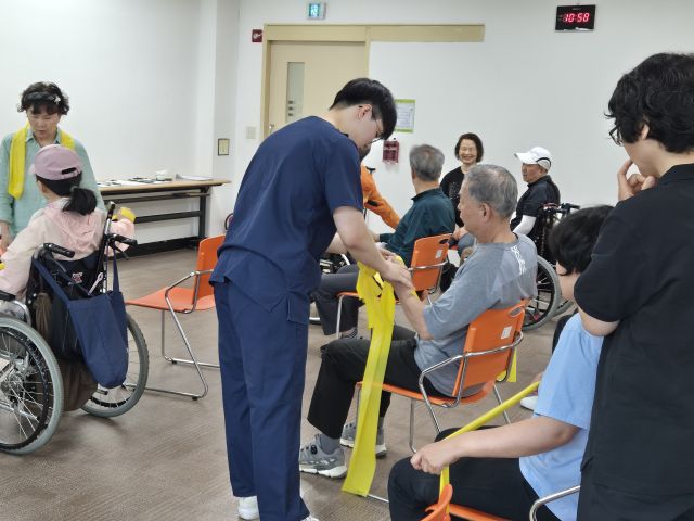 (사)대한물리치료사협회 경기지부 물리치료사가 지역사회재활(CBR) 서비스를 제공하고 있다. 협회 경기지부 제공