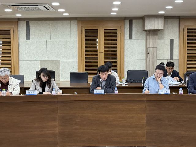 23일 인천시청에서 열린 ‘인천지역 수도권 규제완화 방안’ 정책토론회에서 이종현 인천연구원 도시공간연구부 선임연구위원이 주제발표를 하고 있다. 인천시 제공