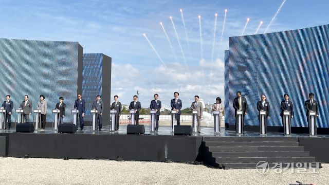 23일 오전 고양특례시 일산서구 킨텍스에서 열린 ‘제3전시장 착공식’에서 내빈들이 착공식 터치버튼 세레모니를 펼치고 있다. 신진욱기자