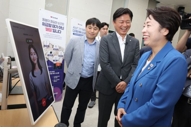 조용익 부천시장이 국정기획위원회 관계자들과 함께 부천시 소사구 보사본동 소새울스마트경로당을 방문해 ‘온마음 AI복지콜’ 및 ‘네이버 AI 케어콜’ 프로그램을 살펴 보고 있다. 부천시 제공