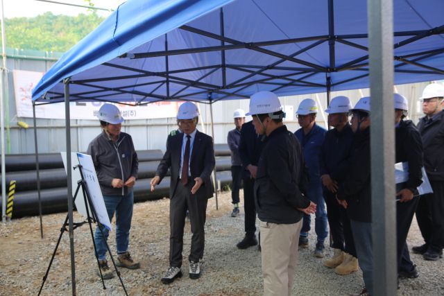 류윤기 인천도시공사 사장이 최근 인천지역 사업장을 다니며 중대재해 예방을 위한 특별안전점검을 하고 있다. iH 제공