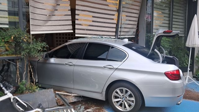 지난 8월 1일 용인 수지구 상현역 인근의 한 식당에 승용차가 돌진한 모습. 용인서부소방서 제공