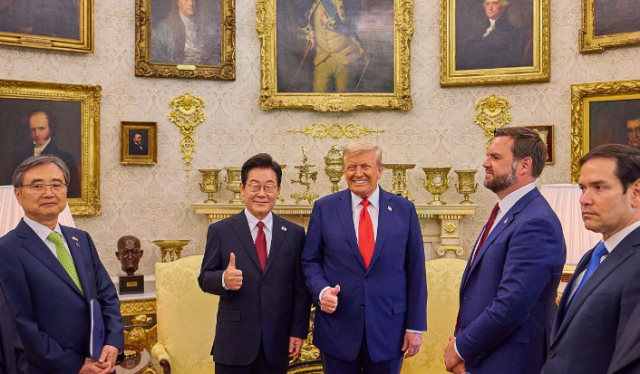 사진은 지난 8월 26일(현지시간) 미국 워싱턴DC 백악관에서 열린 한미 정상회담에서 이재명 대통령과 도널드 트럼프 미국 대통령이 엄지손가락을 들어보이며 미소짓는 모습. 연합뉴스