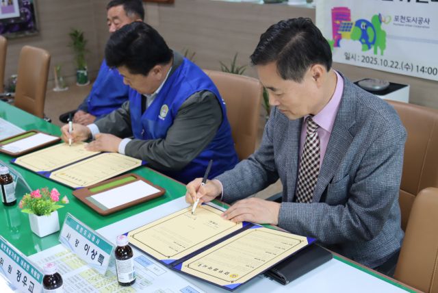 이상록 포천도시공사 사장과 김성호 바르게살기 내촌면위원회장이 업무협약을 맺고 지역인구소멸 및 저출산 대응 아동복지 증진을 위해 간식지원사업을 공동으로 진행하기로 했다. 포천도시공사 제공