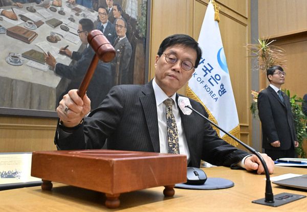 이창용 한국은행 총재가 23일 서울 중구 한국은행 본관에서 열린 금융통화위원회 본회의에서 의사봉을 두드리고 있다. 연합뉴스
