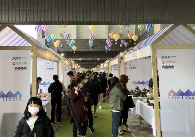 ‘2024 경기공예페스타’에서 열린 공예마켓 부스 전경. 한국도자재단 제공