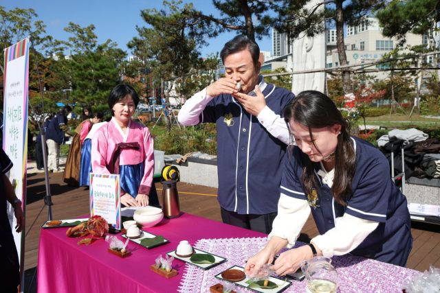 의왕시청소년재단이 의왕시 아름채 노인복지관 앞 광장에서 사회공헌활동으로 개최한 ‘지역 어르신과 함께하는 차(茶)로 나누는 마음’ 행사에서 청소년재단 이사장인 김성제 시장이 차를 마시고 있다. 의왕시 제공