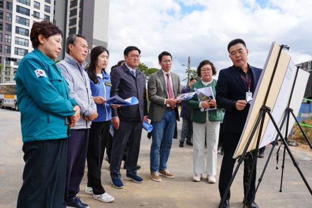 포천시의회 임종훈 의장이 제188회 임시회 기간 중 포천시 주요 사업장을 방문해 현장을 점검하고 있다. 포천시의회 제공