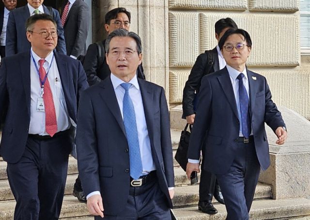 김용범 대통령실 정책실장이 22일(현지시간) 김정관 산업통상부 장관과 함께 미국 워싱턴 DC에 있는 미 상무부 청사에서 하워드 러트닉 상무장관과 만난 뒤 나서고 있다. 연합뉴스
