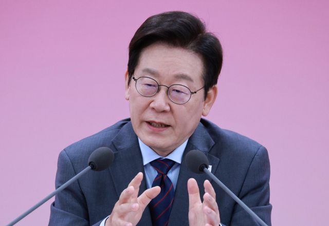 이재명 대통령이 24일 대구광역시 북구 엑스코에서 열린 '대구의 마음을 듣다' 타운홀미팅에서 발언하고 있다. 연합뉴스