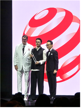 송규호 교수가 세계 3대 디자인상 중 하나인 ‘2024 레드닷 디자인 어워드’에서 최고상인 ‘베스트 오브 더 베스트’를 수상하고 있다. 대진대학교제공