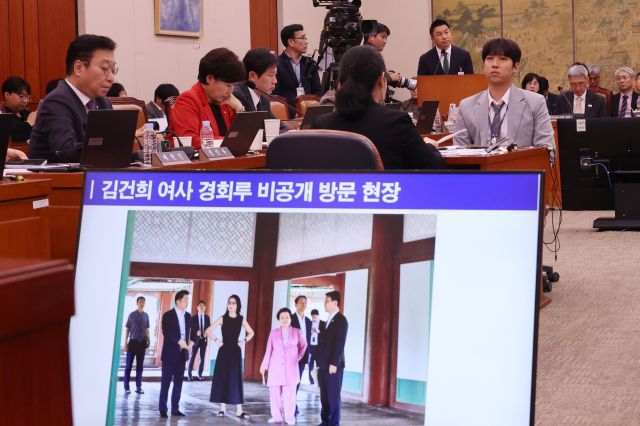 정용석 국립박물관문화재단 사장이 지난 22일 서울 여의도 국회에서 열린 문화체육관광위원회의 국립중앙박물관 등에 대한 국정감사에서 김건희 여사의 경복궁 근정전 어좌 착석 의혹과 관련해 질의에 답하고 있다. 연합뉴스