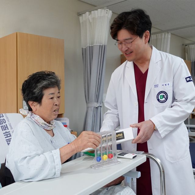 이정준 국제바로병원 원장(오른쪽)이 한 환자와 대화를 나누고 있다. 국제바로병원 제공