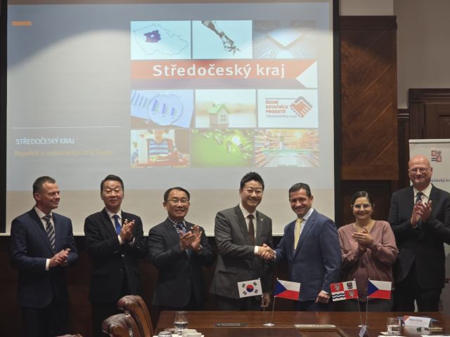 김진경 경기도의회 의장, 김선영 경제노동위원회 부위원장, 강태형 건설교통위원회 의원이 중앙보헤미아주의회 로베르트 페차 의원과 만나 기술 협력 방안 등에 대한 이야기를 나눈 뒤 기념촬영을 하고 있다. 김경희기자