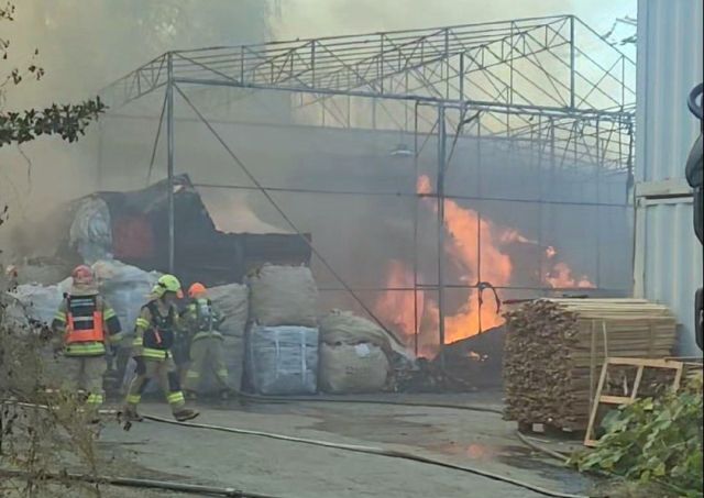 25일 오후 인천 서구 오류동 한 목재공장에 불이 난 모습. 연합뉴스