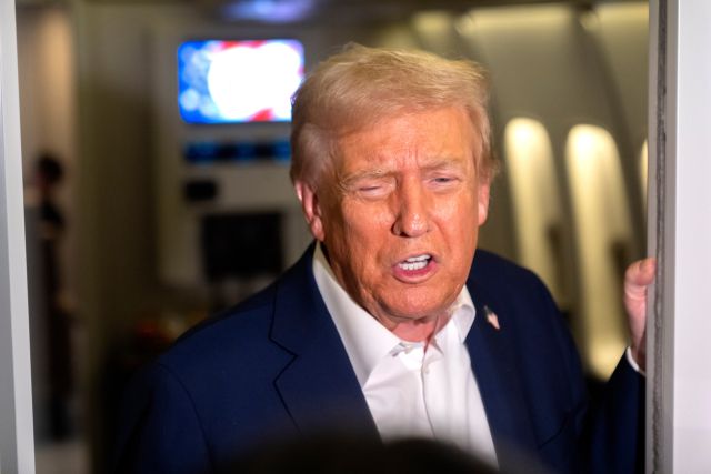 24일(현지시간) 미국 대통령 전용기인 에어포스원에서 기자들과 대화 중인 도널드 트럼프 대통령. AP=연합뉴스