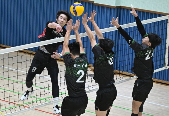 25, 26일 이틀간 이천시 호법 농어민문화체육센터에서 열린 '제10회 임금님표 이천쌀배 전국 남·녀 배구대회' 남자 클럽2부 에이프로 V.C와 SSVC의 경기에서 SSVC 선수가 스파이크를 시도하고 있다. 홍기웅기자