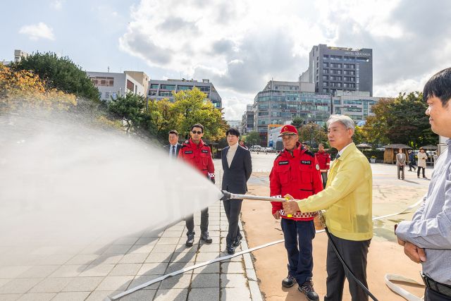 윤환 계양구청장이 소방대원들과 최신형 산불진화차량 성능 점검을 하고 있다. 계양구 제공