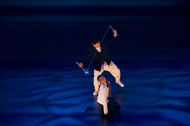 지난 25일 정조테마공연장에서 열린 ‘조선유랑연희: 탈의 문, 산대의 혼’ 무대. 죽방울 연희가 펼쳐지고 있다. 수원문화재단 제공