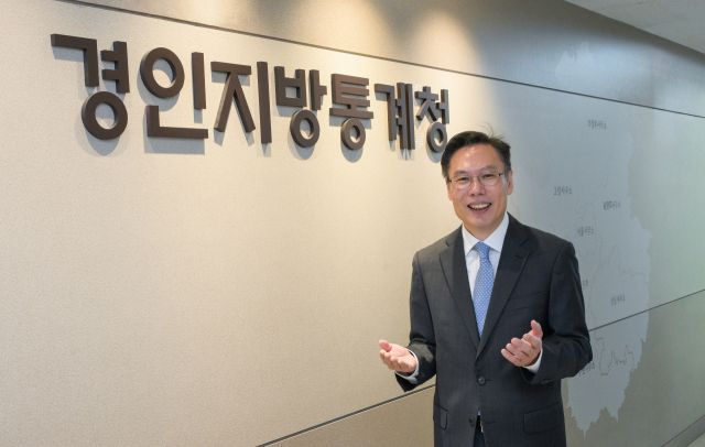 23일 정부과천청사 내 경인지방통계청에서 만난 안형익 경인지방통계청장이 인터뷰를 마친 후 기념사진을 촬영하고 있다. 윤원규기자