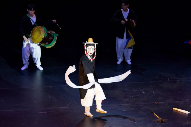 이날 관객들의 열띤 호응을 불러 일으킨 변검 장면. 수원문화재단 제공