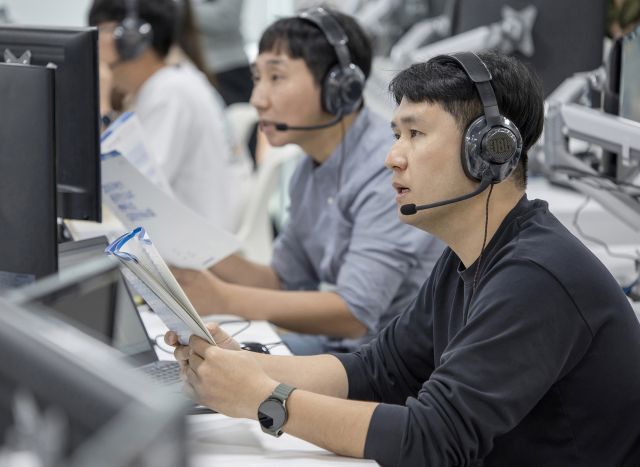 지난 18일 수원 삼성전자 인재개발원에서 삼성전자 감독관이 삼성직무적성검사 응시자를 대상으로 예비 소집을 진행하는 모습. 삼성전자 제공