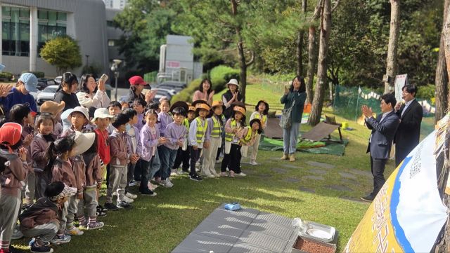 지난 24일 동탄복합문화센터 체험 논에서 열린 가을 논 운동회 참석 어린이들이 체험활동을 하고 있다. 화성특례시 제공