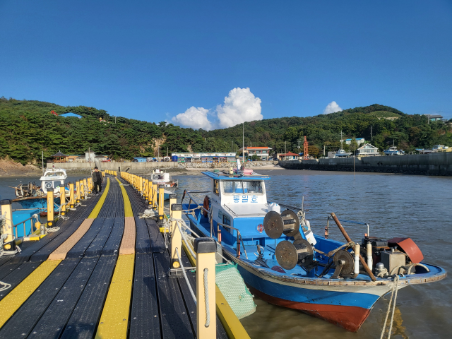 해안 부잔교에서 바라본 장곶항 전경. 조향래 기자