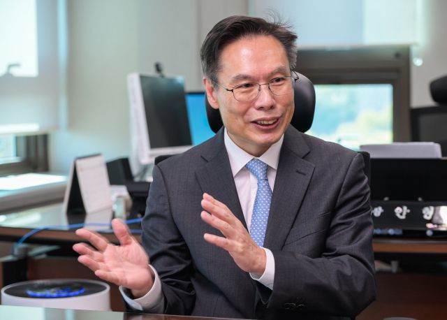 지난 23일 경인지방통계청장실에서 만난 안형익 청장이 통계 활용 계획을 설명하고 있다. 윤원규기자