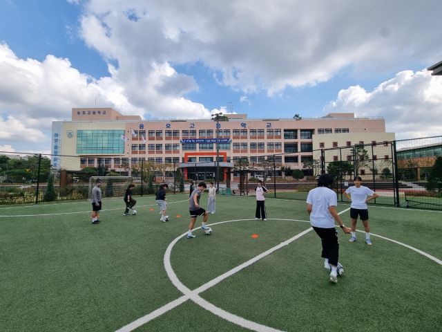 안산시 송호고교 운동장에서 미래형 운동장 우리 동네 공유학교 프로그램이 운영된다. 사진은 송호고교 학생들의 체육활동 모습. 안산교육지원청 제공