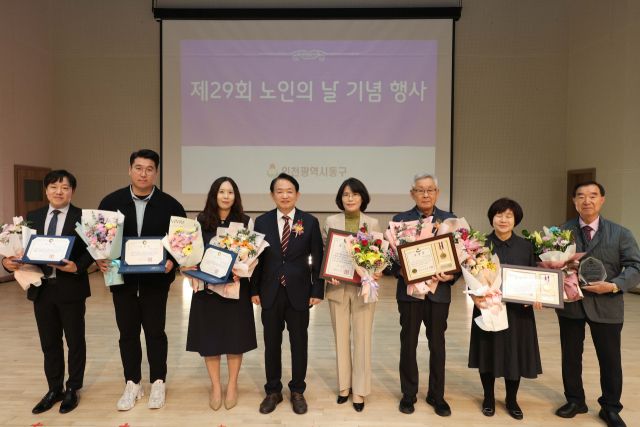 인천 동구 주민행복센터에서 열린 제29회 노인의 날 기념행사에서 김찬진 동구청장과 노인복지 유공자 표창 수여자들이 기념촬영을 하고 있다. 동구청 제공