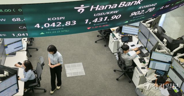 코스피가 사상 처음 4000선을 돌파해 4042.83으로 마감한 27일 서울 중구 하나은행 본점 딜링룸에 각종 주가 지수들이 표시돼 있다. 윤원규기자