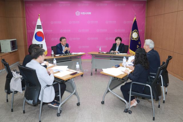 이천시의회 김하식 · 박노희 의원이 이천시노인복지시설 관계자들과 함께 노인복지에 대한 현안사안 등에 대해 간담회를 가졌다. 이천시의회 제공