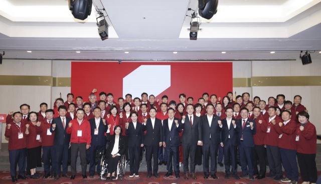 국민의힘 경기도당(위원장 김선교)은 26일부터 27일까지 1박2일 일정으로 여주시 썬밸리호텔에서 ‘경기도의원 및 부위원장단 연찬회’를 개최했다. 사진은 참석자들이 기념촬영을 하고 있는 모습. 국민의힘 경기도당 제공