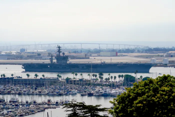 지난 2023년 8월 19일 미 해군 USS 니미츠 항공모함이 미국 캘리포니아주 샌디에이고만을 떠나고 있다. AP=연합뉴스