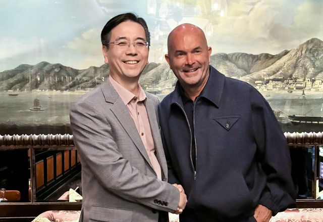 이한우(왼쪽) 현대건설 대표와 토비 노이게 바우어 페르미 아메리카 CEO가 기념촬영을 하고 있다. 현대건설