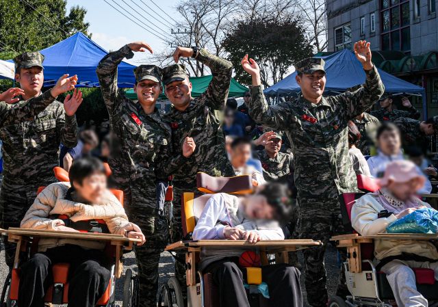 해병대 2사단 장병들이 지역 복지시설이 개최한 축제에 자원봉사 활동으로 참가해 즐거운 시간을 보내고 있다. 해병대 제2사단 제공