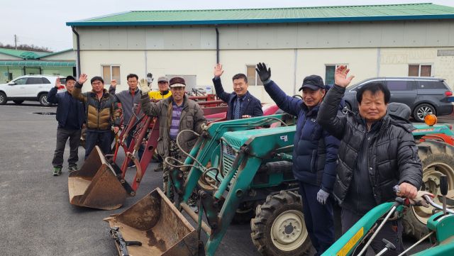 27일 오전 남양주시 조안면 와부농협 농기계수리센터 조안지점에서 열린 ‘농기계 정비작업’에서 박만순 조합장이 조합원들과 기념촬영을 하고 있다. 와부농협 제공