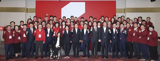 26~27일 여주 썬밸리호텔에서 열린 국민의힘 경기도당 연찬회에서 참석자들이 기념촬영을 하고 있다. 여주시의회 제공