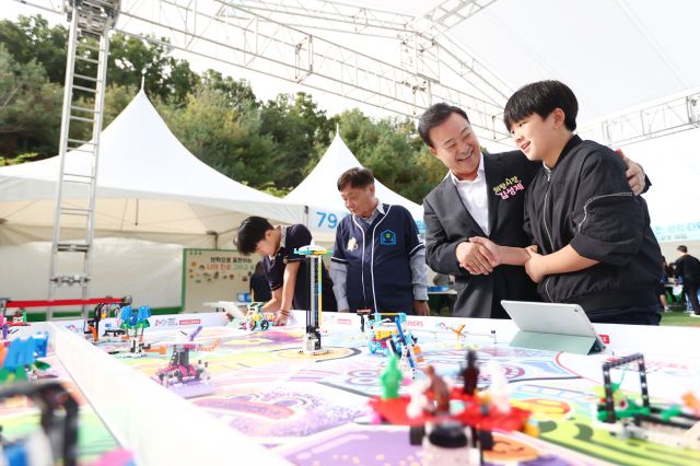 김성제 의왕시장이 청소년진로박람회에 참여한 학생들을 격려하고 있다. 의왕시 제공