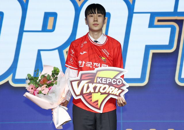 27일 서울 메이필드 호텔에서 열린 '2025-2026 한국배구연맹(KOVO) 남자 신인선수 드래프트'에서 수원 한국전력이 1라운드 1순위로 지명한 방강호가 기념촬영을 하고 있다. 연합뉴스