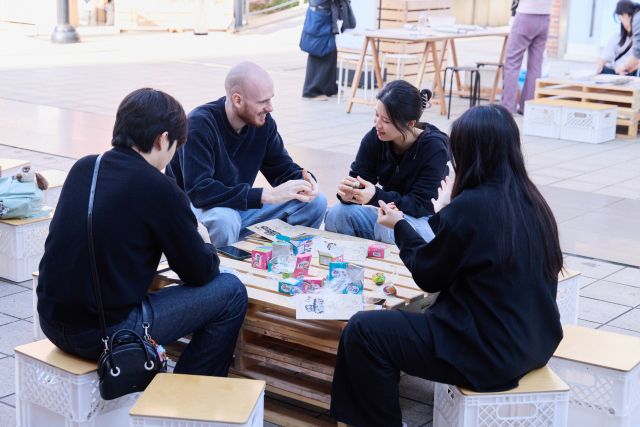 24일 인천아트플랫폼 광장에서 시민들이 엄기성 작가의 탁본 작업과정을 체험하고 있다. 인천아트플랫폼 제공